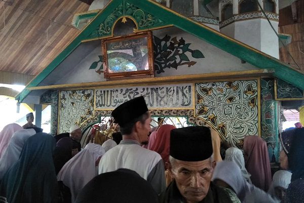 Mengenal Tradisi Basapa Jamaah Syattariyah di Padang Pariaman 1 Sejumlah jamaah Tarekat Syattariyah mengantre memasuki bangunan tempat dimakamkannya Syekh Burhanuddin di Ulakan Tapakis, Padang Pariaman, Sumbar. (Foto: Dok. ANTARA/Aadiaat M. S)