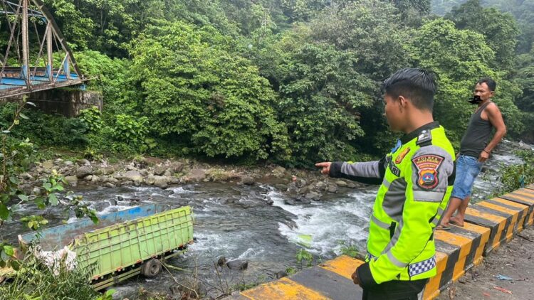 Rem Blong, Truk Pakan Ayam Terjun ke Jurang Lembah Anai 1 Truk masuk jurang di Lembah Anai, Kabupaten Tanah Datar pada Selasa (12/9/2023) pagi. (Foto: Dok. Polres Padang Panjang)