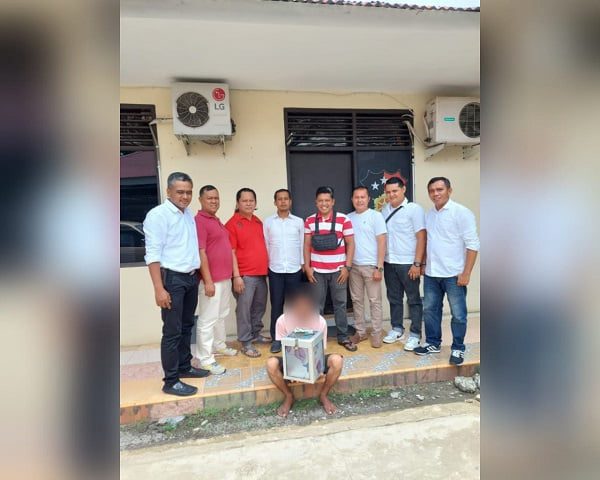 Maling Kotak Amal di Padang Ditangkap, Sejumlah Masjid Ini Telah Disasar 1 Pelaku pencurian kotak amal tertangkap basah warga diserahkan ke polisi. (Foto: Dok. Polsek Padang Utara)