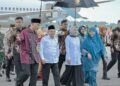 Wapres Datang ke Sumbar Bawa Istri, Kompak Gunakan Ini 7 Gubernur Sumbar, Mahyeldi dan Forkopimda sambut kedatangan Wapres RI Ma'aruf Amin di Padang, Kamis (7/9/2023). (Foto: Dok. ANTARA/ist)