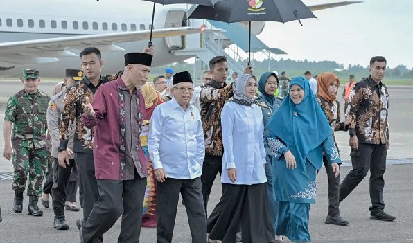 Wapres Datang ke Sumbar Bawa Istri, Kompak Gunakan Ini 1 Gubernur Sumbar, Mahyeldi dan Forkopimda sambut kedatangan Wapres RI Ma'aruf Amin di Padang, Kamis (7/9/2023). (Foto: Dok. ANTARA/ist)
