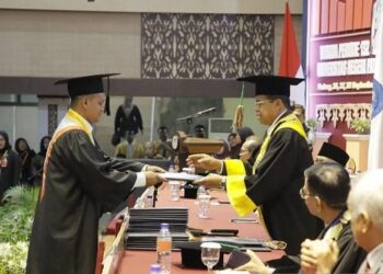 Rektor UNP, Prof Ganefri saat wisuda ke-132 di Padang, Selasa (26/9/2023). (Foto: Dok. ANTARA/Miko Elfisha)