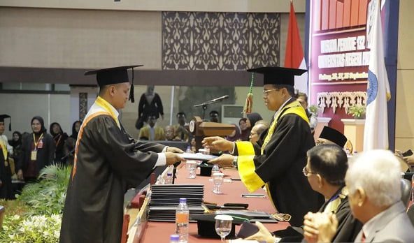 Dunia Pendidikan Dituntut Bisa Jawab Tuntutan Zaman 1 Rektor UNP, Prof Ganefri saat wisuda ke-132 di Padang, Selasa (26/9/2023). (Foto: Dok. ANTARA/Miko Elfisha)