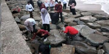 Pemko Pariaman Aktifkan kembali “Gerakan Satu Jam Menyapu”, Aksi Bersih Objek Wisata