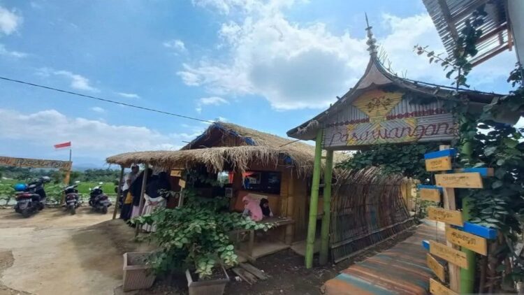 Dangau Sawah Lasi, salah satu objek wisata viral di Kabupaten Agam, Sumbar (Antara/Al Fatah)