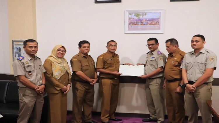 252 Bidang Tanah Aset Pemko Payakumbuh telah Disertifikasi selama 2023 1 Penyerahan sertifikat tanah aset Pemerintah Kota Payakumbuh oleh Kepala Kantor Pertanahan setempat Hardi Yuhendri kepada Sekda Kota Payakumbuh Rida Ananda. Antara/Akmal Saputra