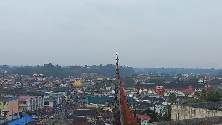 Penampakan Kota Bukittinggi yang sebagian terdampak kabut asap. Wali Kota daerah setempat meminta warga untuk mewaspadai dampak buruk bagi kesehatan (Antara/Al Fatah)
