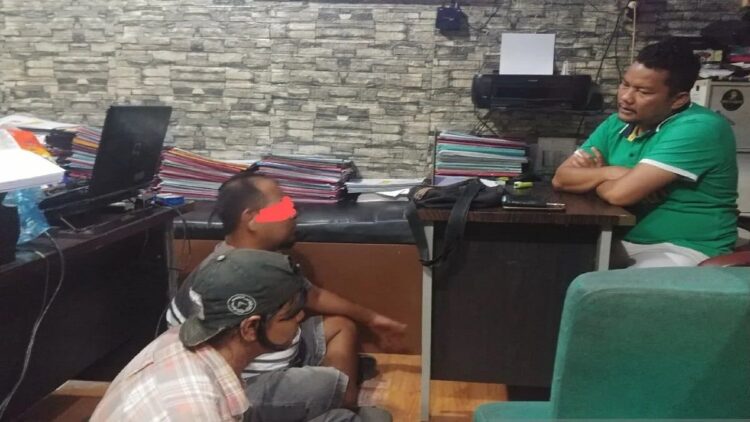Ketiban Apes, Dua Pria di Padang Diciduk Polisi saat Hendak Jual Besi Curian 1 Kedua pelaku menjalani pemeriksaan di Unit Riksa Satreskrim Polresta Padang usai diamankan oleh Tim Klewang pada Jumat (5/10/2023). ANTARA/FathulAbdi