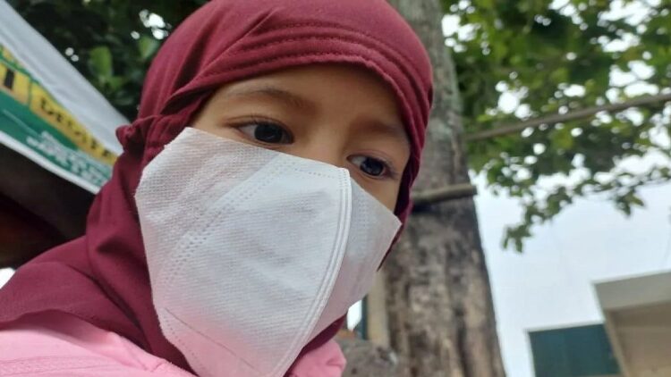 Pemko Bukittinggi Keluarkan Edaran Wajib Masker untuk Pelajar 1 Seorang anak memakai masker karena kondisi berkabut asap di Kota Bukittinggi, Sumatera Barat (Antara/Al Fatah)