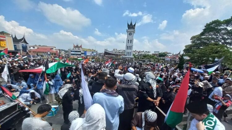 Aksi Solidaritas Bela Palestina yang dilakukan warga Sumatera Barat di Taman Jam Gadang, Kota Bukittinggi (Antara/Al Fatah)