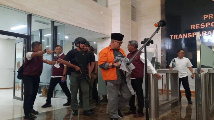 Penyidik Direktorat Tindak Pidana Umum Bareskrim Polri melimpahkan tersangka Panji Gumilang kepada pihak Kejaksaan RI, Senin (30/10/2023). (ANTARA/Laily Rahmawaty)