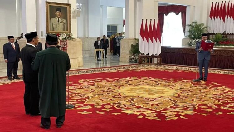 Presiden Joko Widodo melantik Menteri Pertanian Andi Amran Sulaiman di Istana Negara, Jakarta, pada Rabu (25/10/2023). (ANTARA/Yashinta Difa)