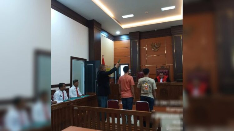 Warga Padang Ini Diadili Gegara Buang Sampah Sembarangan 1 Tujuh pelanggar Perda di Padang jalani sidang Tipiring. (Foto: Dok. Satpol PP Padang)