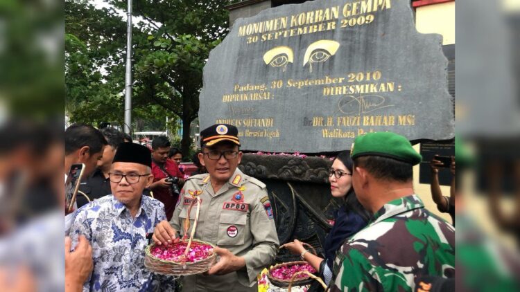 Pemko Padang mengukuhkan Kecamatan Tangguh Bencana saat memperingati 14 tahun gempa bumi 30 September 2009. (Foto: Dok. Diskominfo Padang)