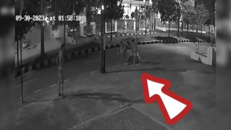 Aksi Perusakan Pot Bunga Terekam CCTV, Pemko Padang Kini "Buru" Pelaku 1 Aksi oknum perusak pot bunga Pemko Padang terekam CCTV. (Foto: Dok. Diskominfo Padang)
