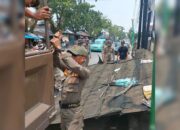 Kembali Gunakan Trotoar, Satpol PP Sita Lapak PKL di Tarandam Padang