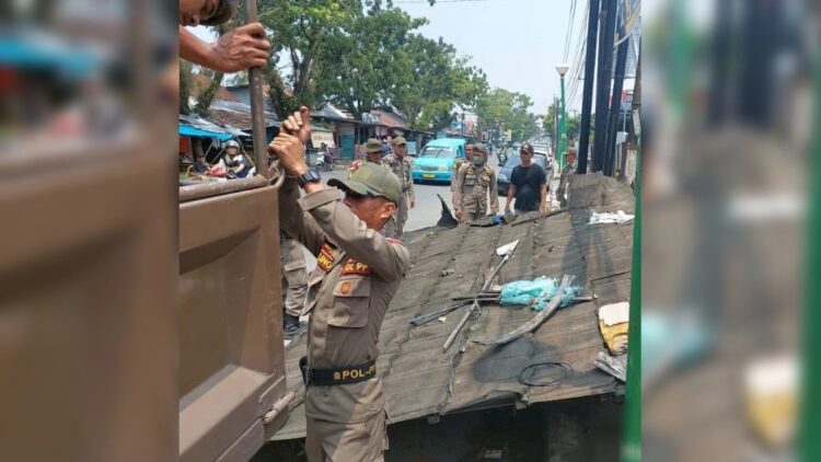 Kembali Gunakan Trotoar, Satpol PP Sita Lapak PKL di Tarandam Padang 1 Satpol PP mengangkut lapak PKL yang menutupi trotoar di kawasan Tarandam, Padang. (Foto: Dok. Satpol PP Padang)