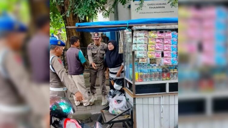 Satpol PP Sita Lapak PKL di Sepanjang Jalan Seberang Padang 1 Satpol PP Padang menertibkan lapak PKL