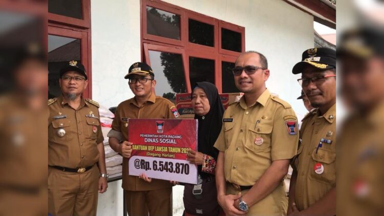 Wali Kota Padang, Hendri Septa menyerahkan bantuan Usaha Ekonomi Produktif di Kecamatan Lubukkilangan. (Foto: Dok.Diskominfo Padang)
