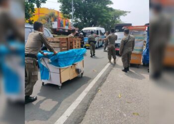 Gunakan Badan Jalan-Trotoar Berjualan, Sejumlah PKL di Padang Ditertibkan