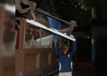 Satpol PP Padang kembali Sita Lapak PKL di Atas Fasum