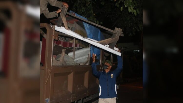 Satpol PP Padang menyita lapak PKL yang digunakan berjualan di atas fasum. (Foto: Dok. Satpol PP Padang)