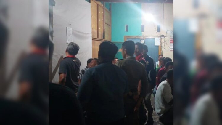 Satpol PP Amankan Dua Liter Tuak dari Warung di Padang 1 Satpol PP Padang mengamankan sejumlah minuman fermentasi tuak. (Foto: Dok. Satpol PP Padang)