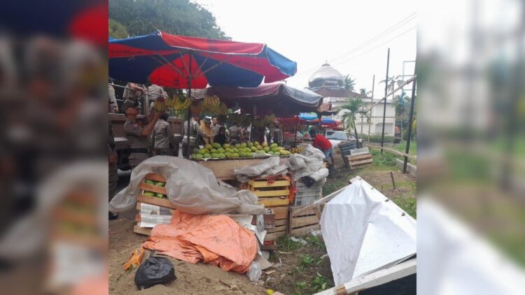 Satpol PP Padang menertibkan PKL di sepanjang Jalan Sutan Syahrir. (Foto: Dok. Satpol PP Padang)