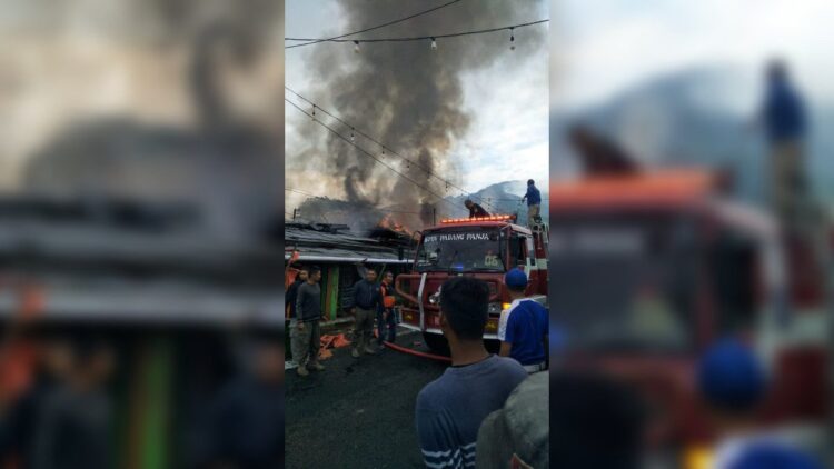 Kebakaran Pasar Kuliner Padangpanjang pada Jumat (27/10/2023) pagi. (Foto: Dok. Istimewa)