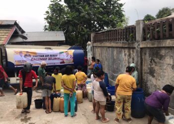 Rachmad Wijaya kembali Salurkan Air Bersih untuk Warga Padang Selatan yang Kekeringan