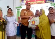 Andre Rosiade Bagikan Ratusan Sembako di Kampung Baru Lubeg