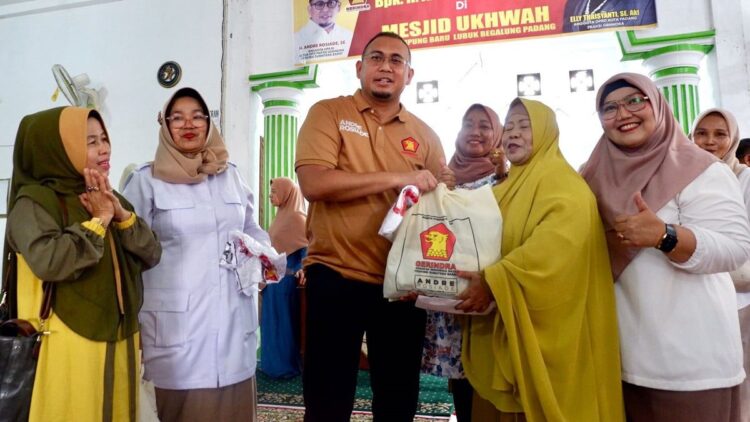 Andre Rosiade Bagikan Ratusan Sembako di Kampung Baru Lubeg 1 Andre Rosiade beri bantuan sembako untuk masyarakat di Lubeg. (dok. Tim AR)