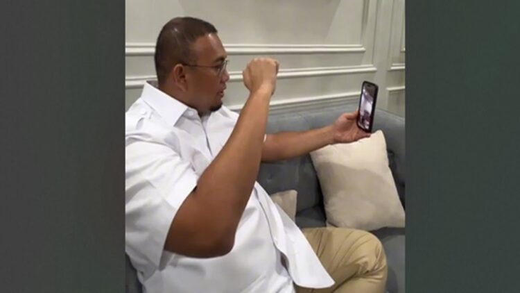 Andre Rosiade Siapkan Sponsor Senilai Rp1,5 Miliar dan Bonus Rp100 Juta Jika Semen Padang FC Menang 1 Andre Rosiade beri motivasi pemain dan ofisial tim Semen Padang FC. (dok. tangkapan layar)