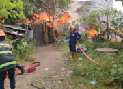 Gudang Terbakar, 50 Personel Damkar Padang Dikerahkan