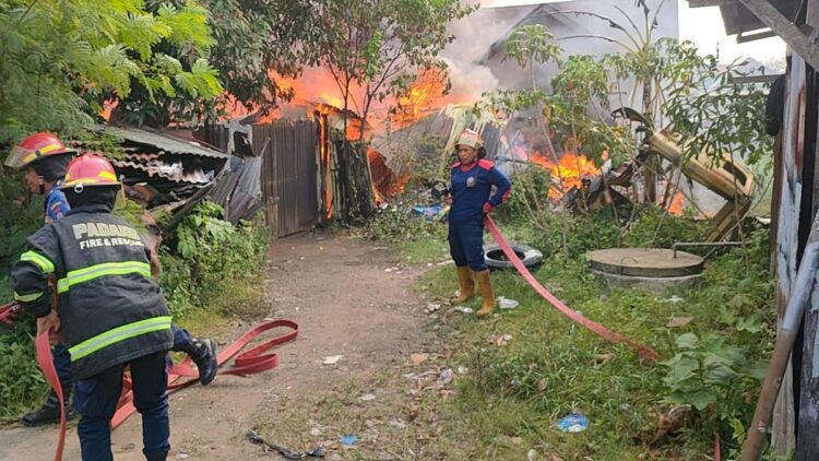 Gudang Terbakar, 50 Personel Damkar Padang Dikerahkan 1 Kebakaran gudang pengepul barang bekas di kawasan Padang Pasir, Kecamatan Padang Barat, Kota Padang, Sumatera Barat (Sumbar) pada Senin (16/10/2023) pagi. (Foto: Dok. Dinas Damkar Padang)