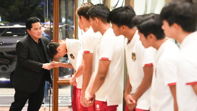 Erick Thohir bersama pemain Timnas U-17. (dok. PSSI)