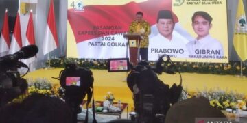 Golkar Usulkan Gibran Rakabuming Jadi Bakal Cawapres untuk Prabowo 8 Ketua Umum Partai Golkar Airlangga Hartarto, saat membacakah hasil keputusan Rapat Pimpinan Nasional (Rapimnas) di Kantor DPP Golkar, Jakarta, Sabtu (21/10/2013). (ANTARA/Fauzi Lamboka)