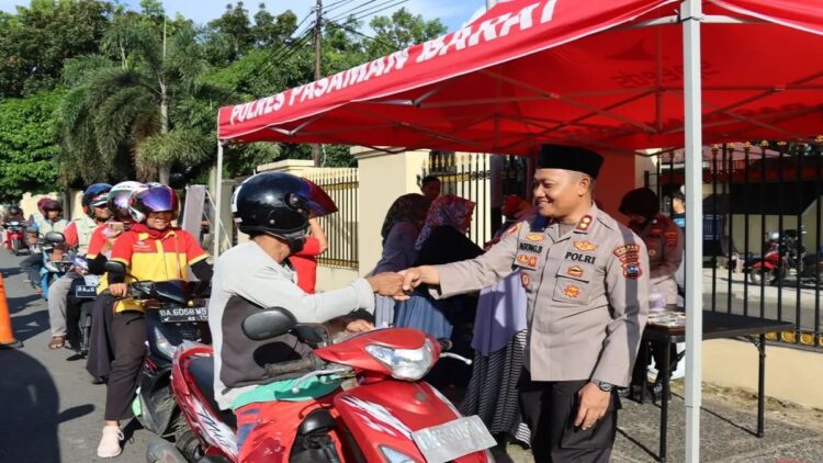 Kepala Polres Pasaman Barat AKBP Agung Basuki saat memberikan sosialisasi tertib berlalu lintas ke masyatakat dalam rangka menekan angka kecelakaa lalu lintas.bAntara/HO-Satlantas Polres Pasaman Barat.