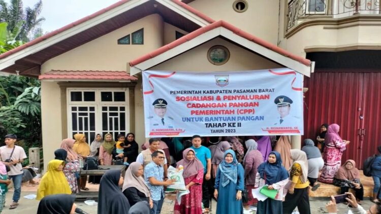 Pemerintah Kabupaten Pasaman Barat, Sumatera Barat menyalurkan beras cadangan pangan pemerintah untuk 2.066 kepala keluarga selama tiga bulan dari September sampai November 2023 di Kecamatan Sungai Aur, Minggu (1/10/2023). Antara/HO-Diskominfo Pasaman Barat.