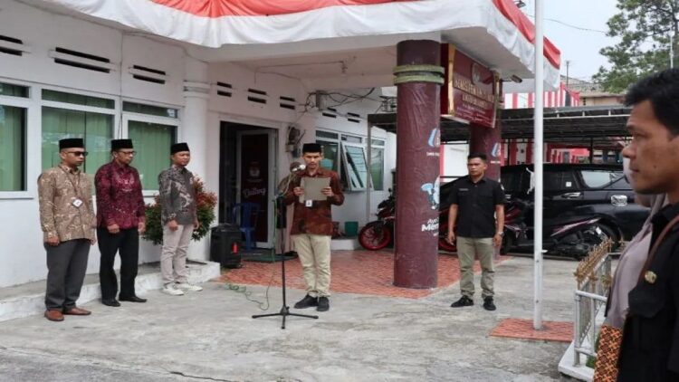 Ketua dan Komisioner KPU Kota Bukittinggi. KPU menegaskan menghormati proses hukum terkait pelaporan parpol dugaan kesalahan administrasi (Antara/Al Fatah)