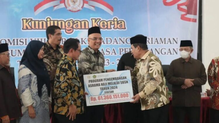 Kakanwil Kemenag Sumbar Helmi (kanan) secara simbolis menerima dana SBSN untuk pembangunan Asrama Haji Padangpariaman untuk 2024 saat Kunjungan Kerja Komisi VIII DPR RI di Padangpariaman, Rabu. ANTARA/Aadiaat M. S.