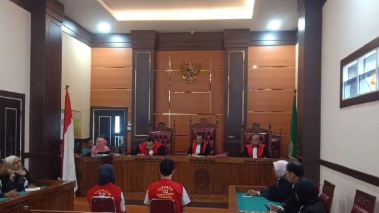 Majelis hakim Pengadilan Negeri Padang, Sumatera Barat memvonis terdakwa kasus kekerasan seksual di Padang, Rabu (4/10). ANTARA/FathulAbdi