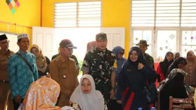 Satgas TMMD 118 Kodim 0309/Solok saat memberikan pelayanan KB Kes untuk warga Nagari Tanjung Alai, Kecamatan X Koto Singkarak, Kabupaten Solok, Sumbar (ANTARA/HO-Satgas TMMD 118)