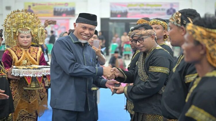 Enam Pendekar Minang di Dikukuhkan, Gubernur Sumbar Minta Silek Terus Dilestarikan 1 Gubernur Sumatera Barat, Mahyeldi mengukuhkan gelar enam Pandeka Minang di Pariaman. (ANTARA/HO-Biro Adpim Sumbar)
