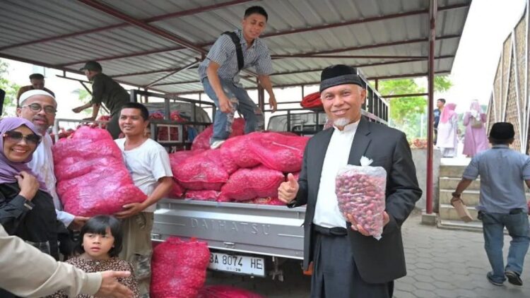 Gubernur Sumbar, Mahyeldi mengajak ASN dan masyarakat memborong bawang merah produksi petani lokal. (ANTARA/HO-Biro Adpim Sumbar)