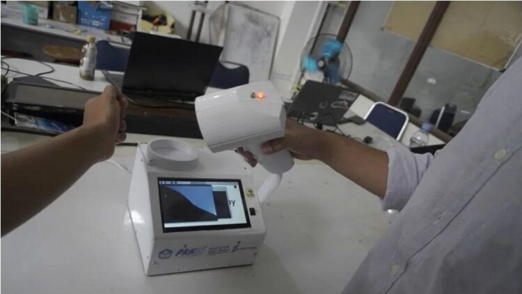 Deteksi Dini Kanker Kulit, Mahasiswa Unand Ciptakan Alat Ini 1 Mahasiswa Universitas Andalas menggunakan alat pendeteksi dini kanker kulit melanoma maligna. (Antara/HO-Humas Unand).