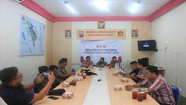 Paham Radikalisme-Terorisme Terus Mengancam, Polda Sumbar Ajak Masyarakat tak Terpengaruh 1 Polda Sumbar menggelar sosialisasi pencegahan terorisme dan radikalisme. (Foto: Dok. Polda Sumbar)