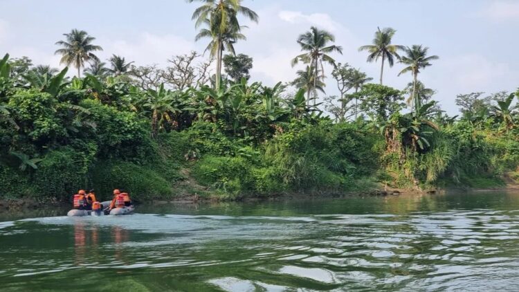 Tim Basarnas Padang melakukan pencarian warga Bengkulu yang hanyut di Sungai Kali Batang Anai, Kabupaten Padangpariaman, pada Rabu (11/10). ANTARA/HO-BASARNASPADANG