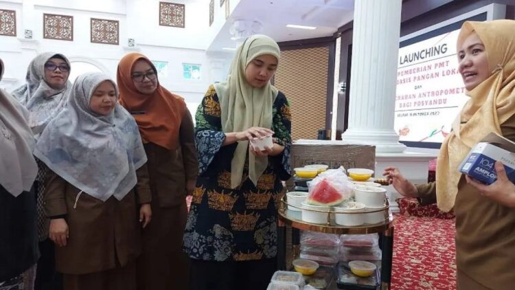 Percepat Turunkan Stunting, Pemko Bukittinggi Berikan Makan Tambahan Berbasis Pangan Lokal 1 Ketua TP PKK Kota Bukittinggi, Fiona Erman Safar (tengah) saat meluncurkan program Pemberian Makanan Tambahan (PMT) berbasis pangan nasional dan penyerahan antropometri bagi posyandu (Antara/Al Fatah)