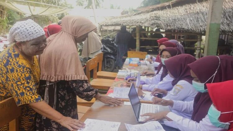 Mudahkan Pelayanan, Pemkab Pasbar Luncurkan Posyandu Terintegrasi 1 Pemkab Pasaman Barat saat meluncurkan posyandu terintegrasi di Kecamatan Sasak Ranah Pasisie dalam upaya meningkatkan derajat kesehatan masyarakat, Rabu (11/10/2023). Antara/Altas Maulana.
